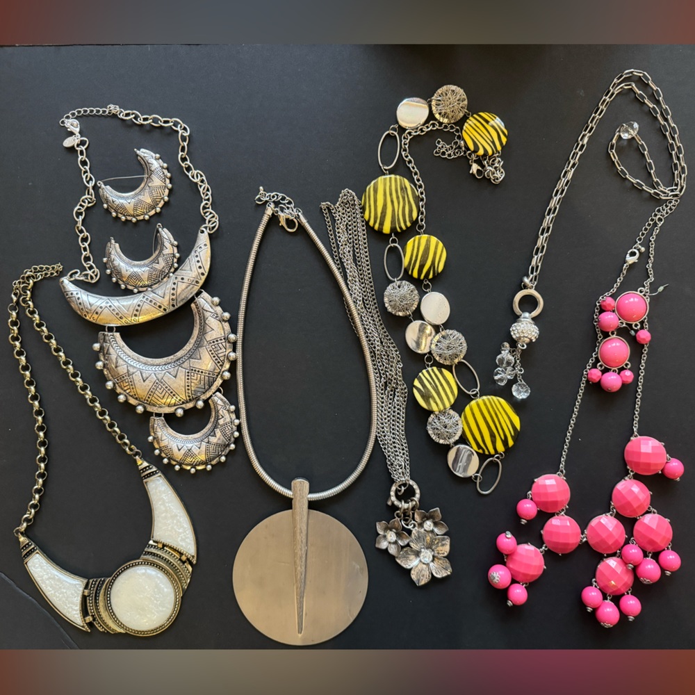 Fashion jewelry lot of items pictured 
Good condition